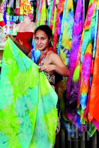 　　Pareo,這一幅幅有著漂亮圖案、色彩繽紛的布,是大溪地人最美的衣