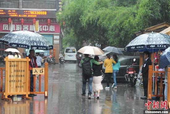 圖為“五一”小長(zhǎng)假首日門(mén)票檢查仍偏松。楊華峰 攝