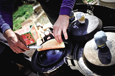 榆林街頭的特色小吃——攤餭(huáng)。