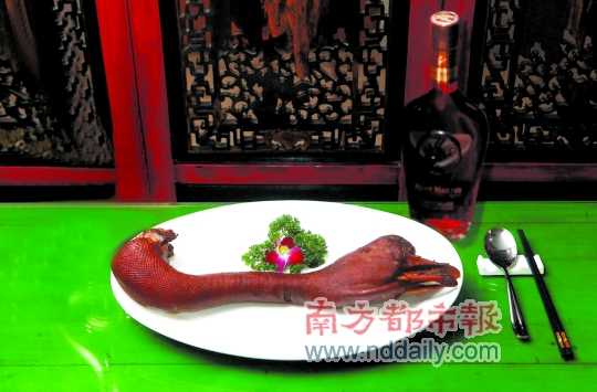 人頭馬誠(chéng)印干邑白蘭地是高端宴席的佐餐佳釀，圖為鹵水老鵝頭