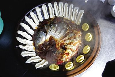 黃驊鍋灶魚(yú)，將海魚(yú)與面食相互搭配。農(nóng)業(yè)與漁業(yè)、土地與海洋，在這里構(gòu)成了微妙的平衡。