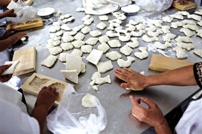 面花是黃驊最有特色的一種面食，常見(jiàn)于各種禮事和節(jié)日宴席上，充滿了儀式感。