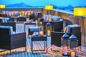 露臺(tái)能觀賞美麗山色。