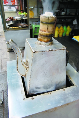 青巖古鎮(zhèn)的糕粑稀飯。