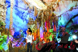 五光十色的封開龍山溶洞步移景換,令人贊嘆。
