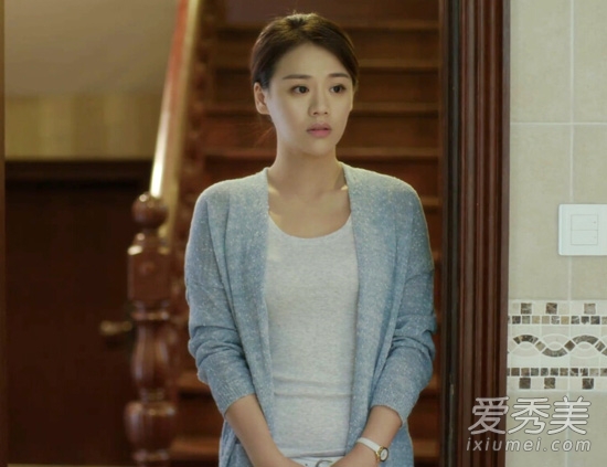 灰色開衫內搭圓領的米色T恤，優(yōu)雅知性