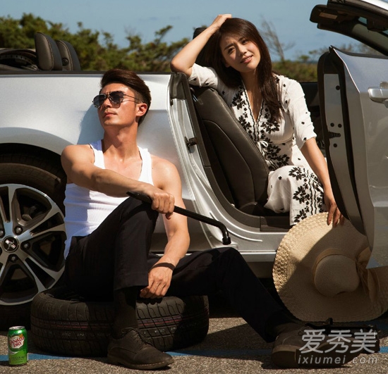 白色連衣裙配黑色花紋，個性優(yōu)雅