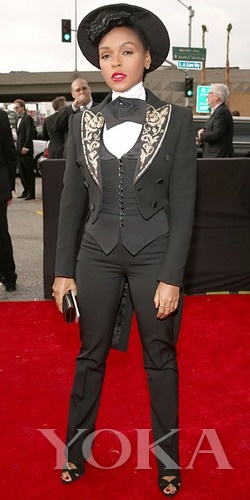  Janelle Monae這身跟去年的打扮差不多，爵士名伶的標(biāo)配嗎