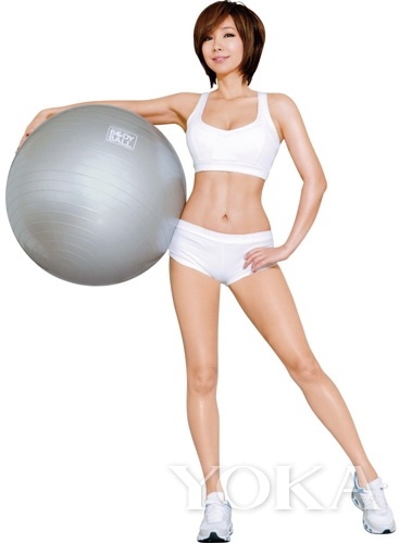 這個辣姐已經(jīng)是46歲超高齡啦，看人家的鉆石型小腹