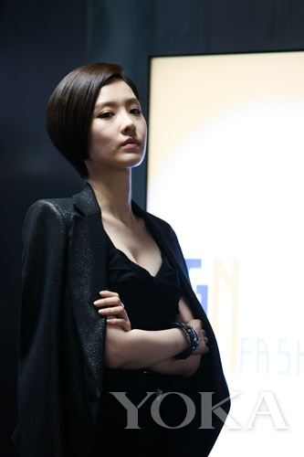 申映畫是極具事業(yè)心的富家小姐，造型簡約干練，面料質(zhì)地上乘