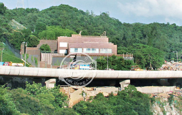 據(jù)悉，“皇宮”有3層高、分前后兩座大宅。前座兩層是邢家的游樂場，地下一層分別設(shè)有室外及室內(nèi)泳池，