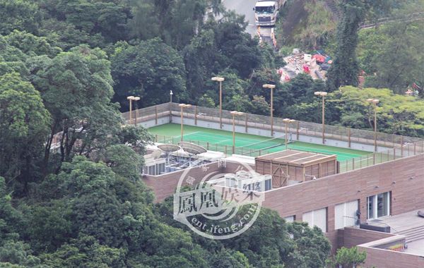 林青霞1994年6月29日嫁給香港商人邢李源，淡出影壇。林青霞婚后樂于相夫教女，其丈夫于2010年退