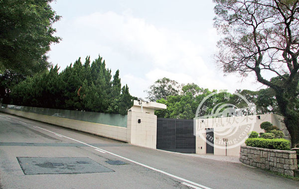 豪宅大門口。