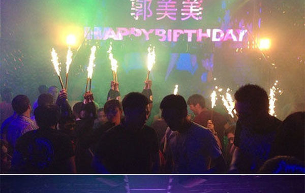 2013年6月16日下午，郭美美在網(wǎng)上曬出一組慶生照。通過照片可以看出，酒吧的巨大舞池中燃放焰火