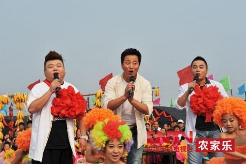 央視7套《鄉(xiāng)村大世界》節(jié)目主持人，左一為劉剛