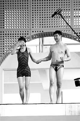 蔡卓妍進(jìn)行《中國星跳躍》的訓(xùn)練，她在教練田亮的陪伴下走上跳臺，但仍嚇得不敢往下看。 實習(xí)生 翟超 攝