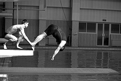 田亮正在給陳光標(biāo)把關(guān)、塑形。