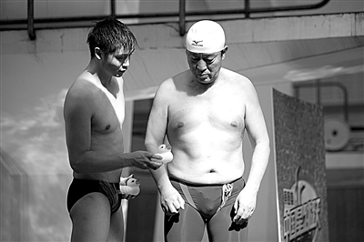 田亮給牛群解釋小鴨子的用途。