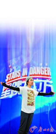 俞灝明以一個(gè)干凈利落的動(dòng)作從3米臺(tái)一躍而下。