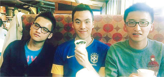 何猷啟在微博上載他在波士頓讀書的照片，與同學(xué)的生活很普通