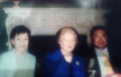 楊瀾丈夫公布與撒切爾夫人合影。