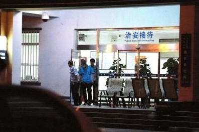 釋小龍走出派出所。