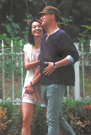 朱丹與神秘男友牽手亮相。