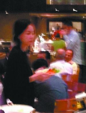 王菲在印度被網(wǎng)友偶遇。