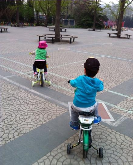 王寶強(qiáng)兒女公園玩樂