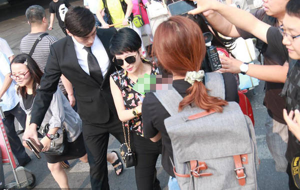 2015年7月6日，北京，陶喆前任楊子晴現(xiàn)身首都機(jī)場(chǎng)。剛一出來(lái)就遭到媒體圍堵，問(wèn)及7號(hào)陶喆會(huì)有反駁證據(jù)