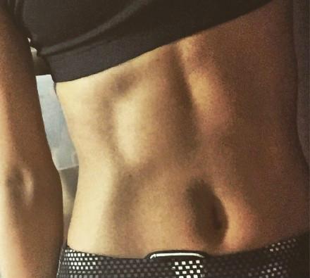 王珞丹曬腹肌照：運(yùn)動是為了更好的吃