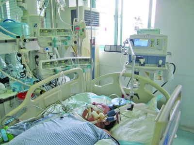 每天愛豪飲的廚師把自己喝成“牛奶血”了。