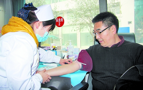 雪地里，百余名醫(yī)護(hù)人員獻(xiàn)血救急