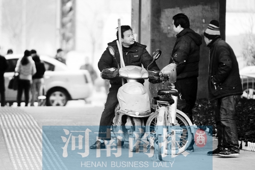 想讓農(nóng)民工安定下來，城市要給他們相應(yīng)的福利待遇，還有家的感覺