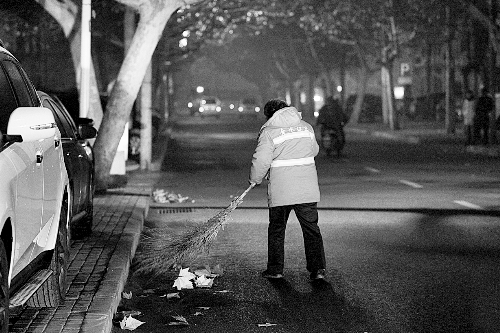 清晨六點(diǎn)，鄭州市經(jīng)七路，一名環(huán)衛(wèi)工開始了一天的工作。
