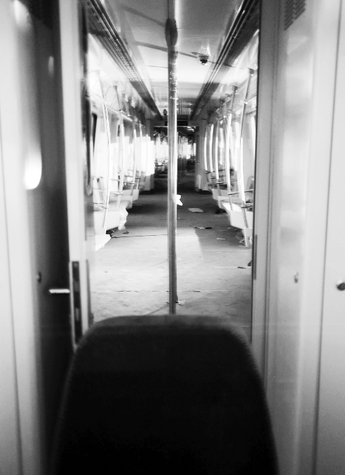 透過(guò)擋風(fēng)玻璃，依稀能看到車(chē)廂內(nèi)的樣子