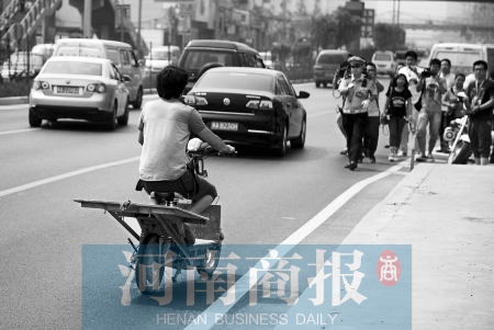 剛駛出隧道口，騎電動(dòng)車的他被交警攔下 邱曉峰/攝