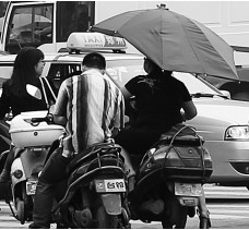 昨日，鄭州市鄭州花園路與農(nóng)業(yè)路交叉口，電動(dòng)車裝傘埋下安全隱患