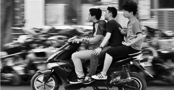 昨日，鄭州經(jīng)五路與豐產(chǎn)路交叉口電動(dòng)車超載