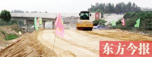 　昨日，正在施工中的鄭州市文化路與連霍高速互通式立交