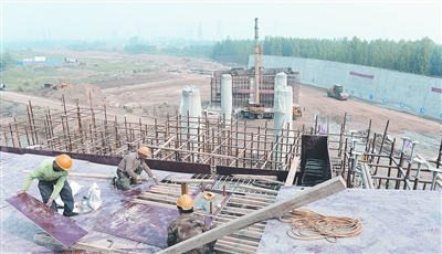 中原西路西南繞城高速公路互通式立交項目已完成總工程量的35%。