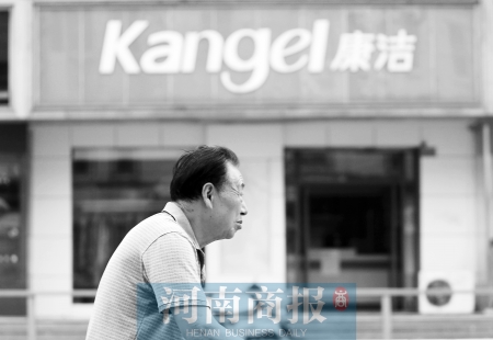 　這一切，將會(huì)給康潔公司、加盟商，乃至鄭州洗衣行業(yè)，帶來什么？ 記者 趙卓/攝