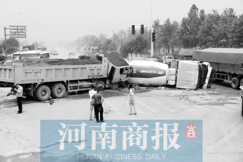 事故現場的附近居民稱，路口的紅綠燈從來沒亮過