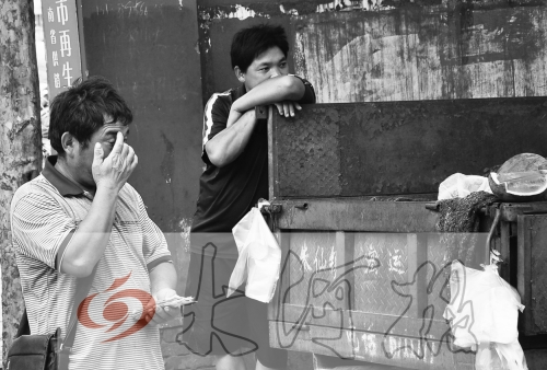 　拿著錢(qián)，陳小立感動(dòng)得哭了。