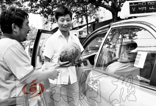 　　的哥將一天的運(yùn)營(yíng)收入捐給陳小立，陳小立送瓜感謝。