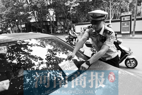 有了這張挪車(chē)卡，不會(huì)泄露隱私，別人又能方便地聯(lián)系上自己記者 邱曉峰/攝