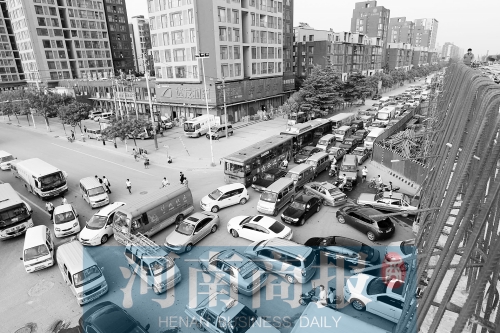 路口四個(gè)方向直行、左轉(zhuǎn)交織，車輛相互抵頭，無(wú)法正常通行