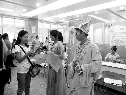 招聘會上，企業(yè)玩起行為藝術(shù)。