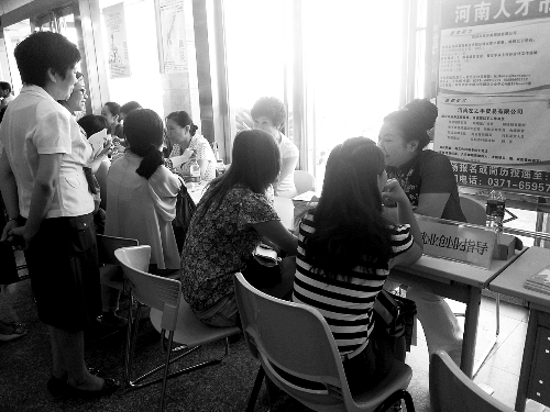 招聘會，導(dǎo)師團正與大學(xué)生面對面交談。