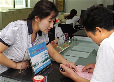 一位男士在金水區(qū)房管局辦事窗口詢問公租房申請手續(xù)如何辦理。